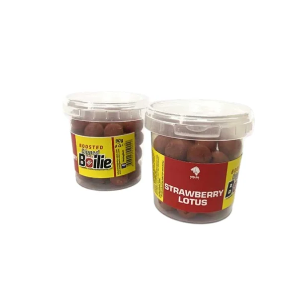 Boosted Boile Meleg Baits 14mm – Strawberry Lotus, dipovane boile za pecanje sa bogatim sastavom.