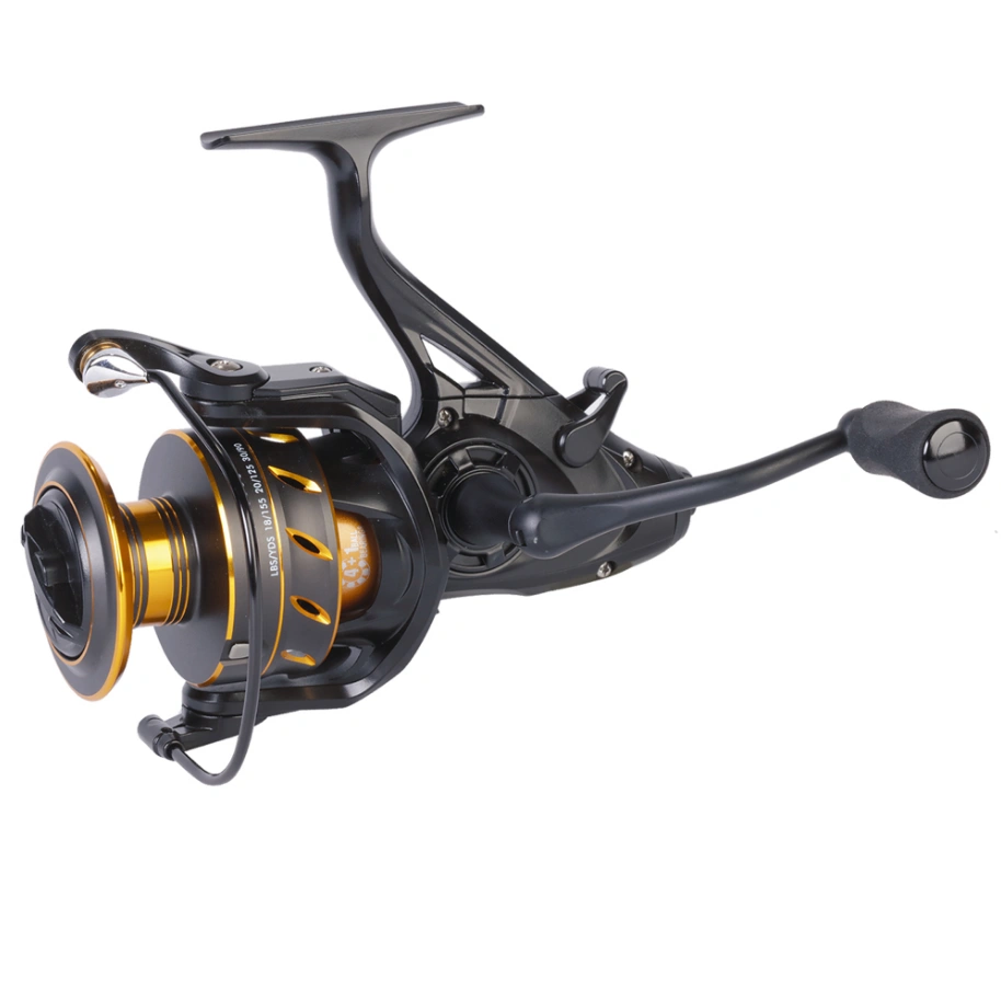 Šaranska mašinica Extra Carp Focus EXC 6000 baitrunner mašinica za šaranski ribolov Black & Gold dizajna